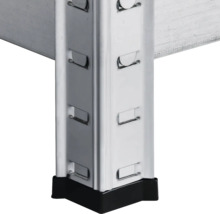 Detailansicht eines Metallregalpfostens mit schwarzem Fuß