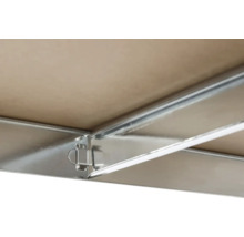 Detailansicht einer Abdeckung mit Metallrahmen