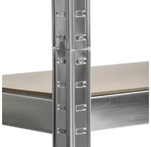 Detailaufnahme eines Metallregals mit Regalböden