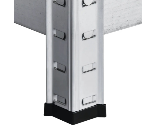 Detailaufnahme eines Metallregalpfostens mit schwarzem Fuß