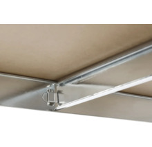 Detailansicht einer Dachluke mit Metallrahmen und Holzplatte