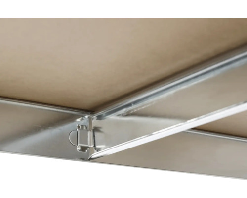 Detailansicht einer Dachluke mit Metallrahmen und Holzplatte