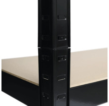 Detailansicht eines Metallregals mit Regalböden