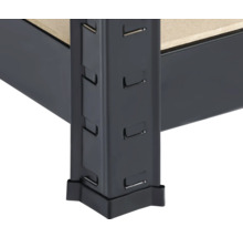 Detailansicht eines Metallregals mit Regalböden