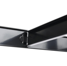 Detailansicht einer schwarzen Metallkonstruktion