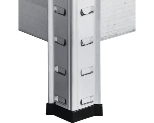 Detailaufnahme eines Metallregals mit schwarzem Fuß