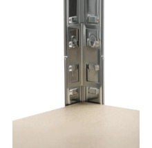 Detailansicht eines Steckregals mit Metalleckprofil und Regalboden