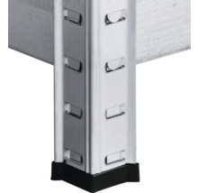 Detailansicht eines Metallregals mit schwarzem Fuß