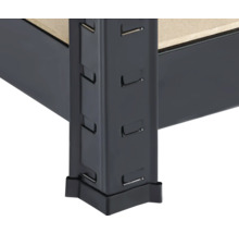 Detailansicht eines schwarzen Metallregals mit verstellbaren Regalböden