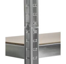 Detailansicht eines Metallregals mit Regalböden