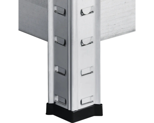 Detailansicht eines Regalpfostens aus Metall mit schwarzem Fuß