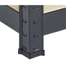 Detailansicht eines Metallregals mit Metallelementen und einem Boden