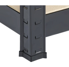 Detailaufnahme eines Metallregals mit Regalboden und Eckpfosten