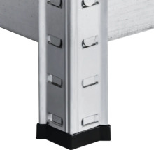 Detailansicht eines Metallregals mit schwarzem Fuß