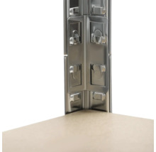 Detailansicht eines Regalsystems mit Metallelementen und Regalboden