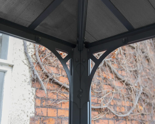 Detailansicht einer Pavillonkonstruktion mit Metallsäulen und Dach