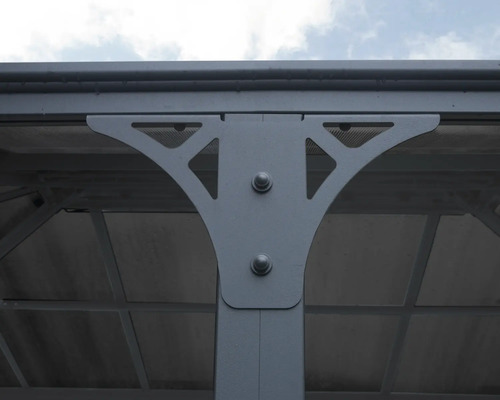 Detailansicht eines Pavillonpfostens mit Dachbefestigung