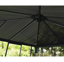 Detailansicht des Dachs eines Gartenpavillons mit Aluminiumrahmen und transparenten Paneelen.