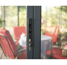 Schloss einer Terrassentür mit Schlüssel