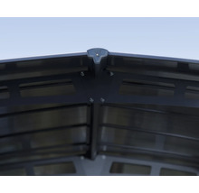 Detailansicht des Daches eines Gartenhauses mit Metallrahmen