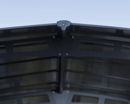 Detailansicht des Daches eines Gartenhauses mit Metallrahmen