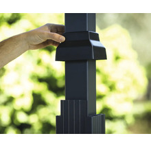 Montage eines schwarzen Zaunpfostens