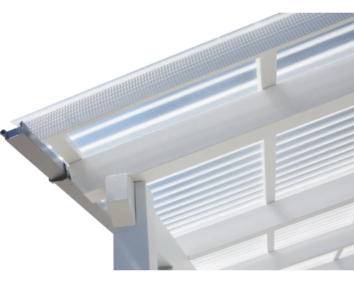 Detailansicht einer Terrassenüberdachung mit transparenten Polycarbonatplatten
