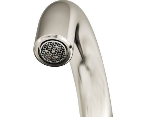 Nahaufnahme eines Wasserhahnauslaufs mit Perlator