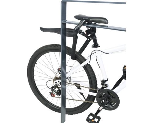 Fahrrad mit Fahrradschloss an einem Fahrradständer