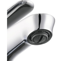 Nahaufnahme eines verchromten Wasserhahns mit Wasserspardüse