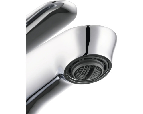 Nahaufnahme eines verchromten Wasserhahns mit Wasserspardüse