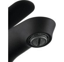 Detailaufnahme eines schwarzen Wasserhahns mit Perlator