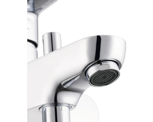 Nahaufnahme einer verchromten Waschtischarmatur