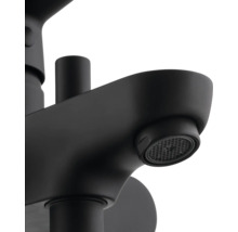 Detailansicht einer schwarzen Waschtischarmatur.