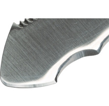 Detailaufnahme der Klinge eines Messers mit gezahnter Oberseite