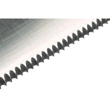 Nahaufnahme des Sägeblatts einer Handsäge.