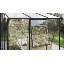 Gewächshaus mit geöffneter Tür und Pflanzen