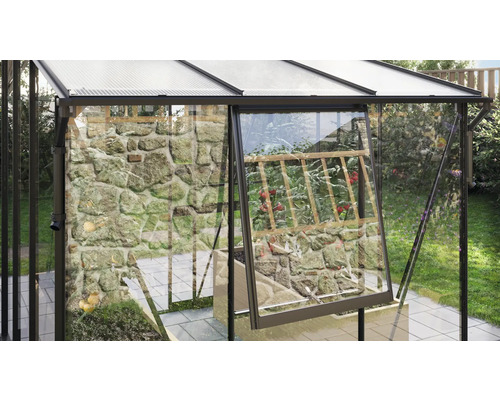 Gewächshaus mit geöffneter Tür und Pflanzen