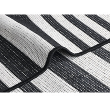 Gestreifter Teppich in Schwarz und Weiss