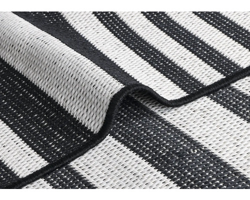 Gestreifter Teppich in Schwarz und Weiss