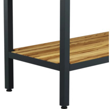 Detailansicht eines Tisches mit Holzplatte und Metallgestell