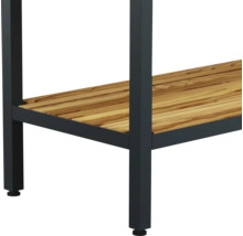 Detailansicht eines Tisches mit Metallgestell und Holzregal