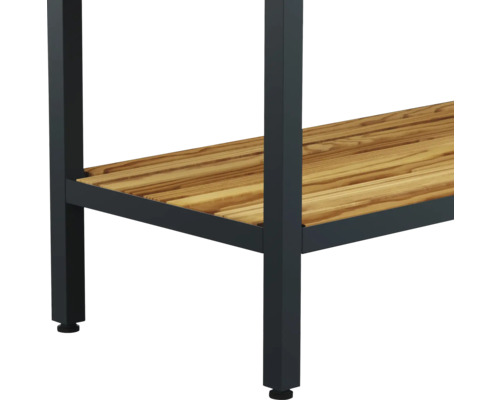 Detailansicht eines Tisches mit Metallgestell und Holzregal