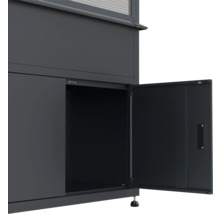 Detailansicht eines Gartenschranks mit geöffneter Tür.