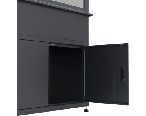 Detailansicht eines Gartenschranks mit geöffneter Tür.