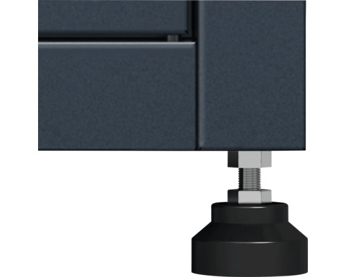 Detailaufnahme eines Möbelstücks mit einem verstellbaren Fuß zur Nivellierung