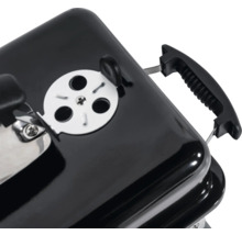 Detailansicht eines Holzkohlegrills mit Lüftungsschieber und Griff