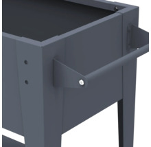 Detailansicht eines Pflanzkastens mit Griff