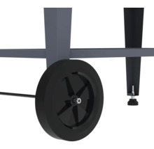 Detailansicht eines Grillwagens mit einem Rad und einem verstellbaren Fuss