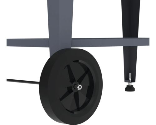 Detailansicht eines Grillwagens mit einem Rad und einem verstellbaren Fuss